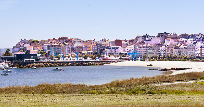 波尔塔海滩和Portonovo城镇景观的背景Rías Baixas, Pontevedra省，加利西亚，西班牙。